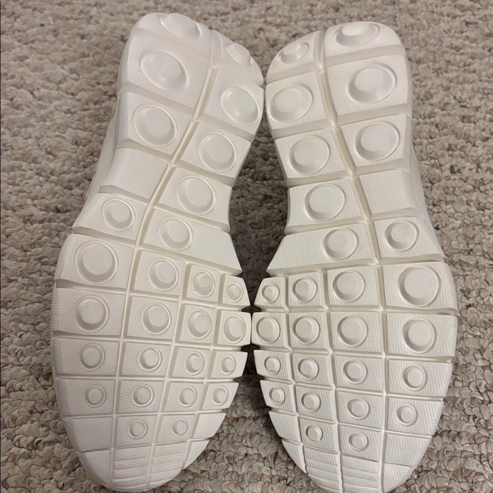 bernie mev. Cream & tan, woven flats. Memory foam. New in box. - Picture 3 of 6